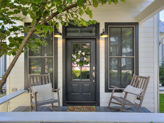 entrance to property featuring a porch