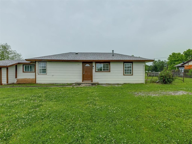 view of front facade featuring fence and a front yard