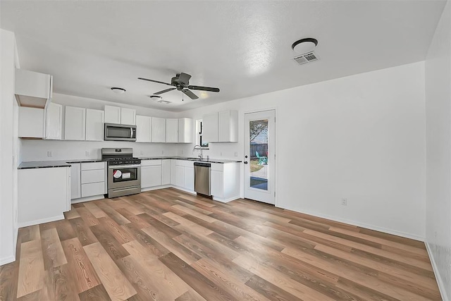 150 Bluestem St, Weatherford, OK 73096 - kitchen with ceiling fan, visible vents, appliances with stainless steel finishes, a sink, and light wood finished floors