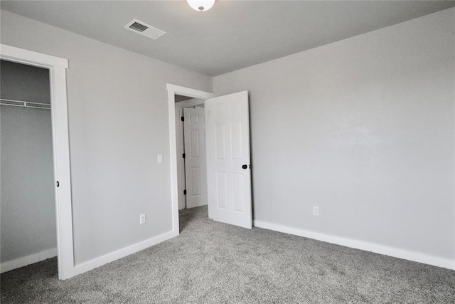 unfurnished bedroom featuring carpet flooring, baseboards, and a closet