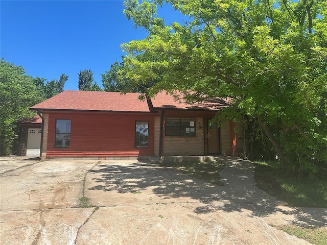 view of front of property with concrete driveway