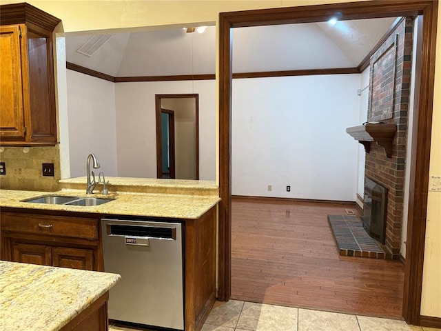 3900 Chickasha, Edmond, OK 73013 - kitchen featuring light wood-style floors, vaulted ceiling, a sink, and dishwasher