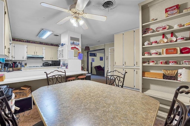 dining space featuring visible vents and ceiling fan