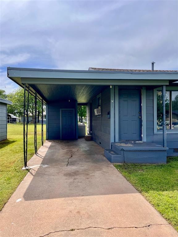 view of front of home with a carport, concrete driveway, and a front yard