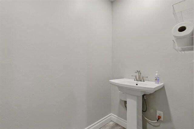 bathroom with baseboards