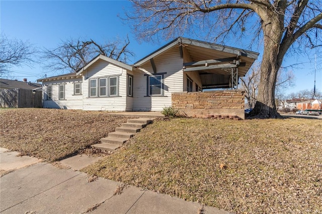 view of front of house featuring a front yard