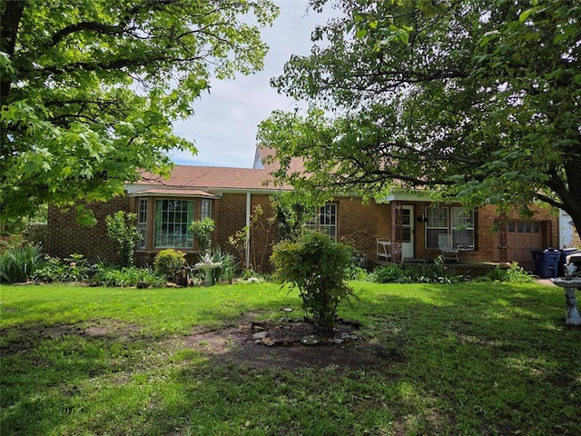 view of front of house featuring brick siding and a front yard