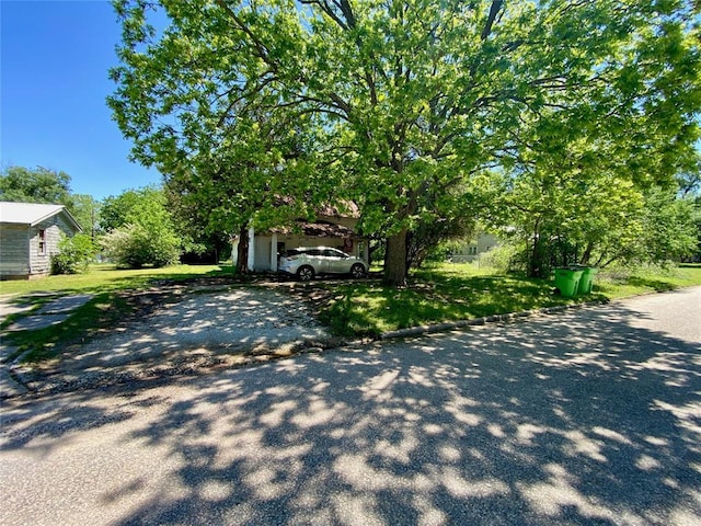 208 N 7th St, Okemah, OK 74859 - view of front of property with driveway and a front lawn
