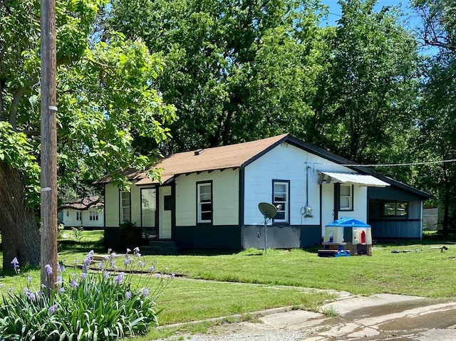 611 W Cherry St, Okemah, OK 74859 - view of front of home with a front lawn