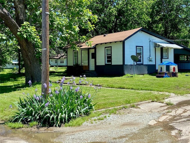 611 W Cherry St, Okemah, OK 74859 - view of front of home with a front yard and entry steps