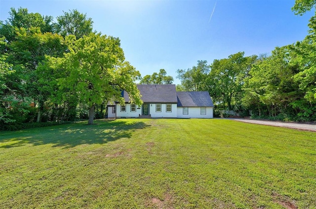 view of front of home featuring a front lawn