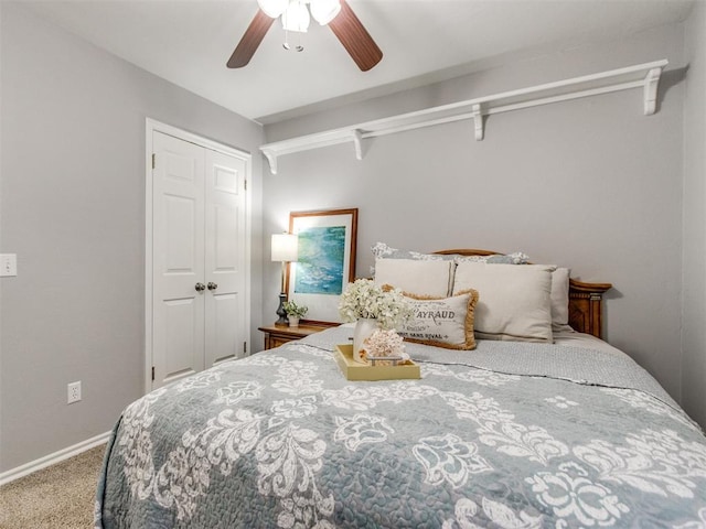 bedroom featuring carpet floors, a ceiling fan, baseboards, and a closet