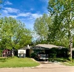 view of front facade featuring driveway and a front lawn