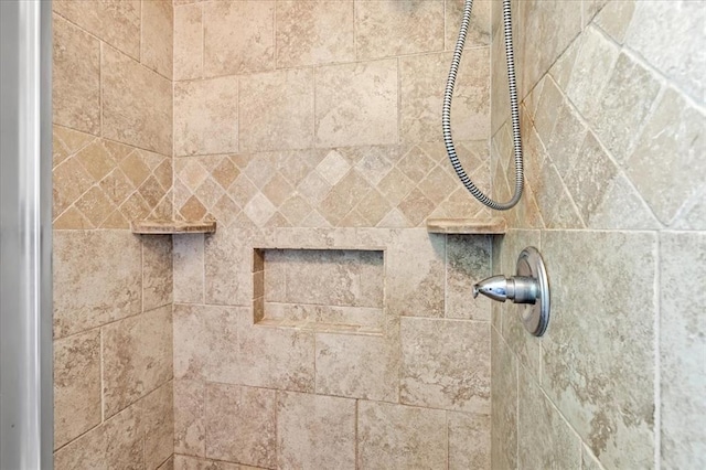 room details featuring a tile shower