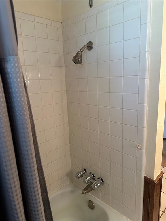 1721 E Ridgeview Ter, Mustang, OK 73064 - bathroom with shower / bath combination with curtain