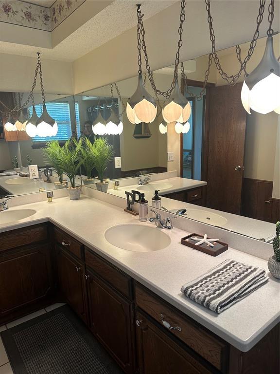 1721 E Ridgeview Ter, Mustang, OK 73064 - full bath with double vanity, a sink, and vaulted ceiling