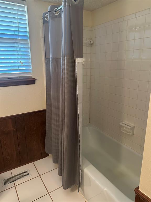 1721 E Ridgeview Ter, Mustang, OK 73064 - bathroom with shower / bath combo and visible vents