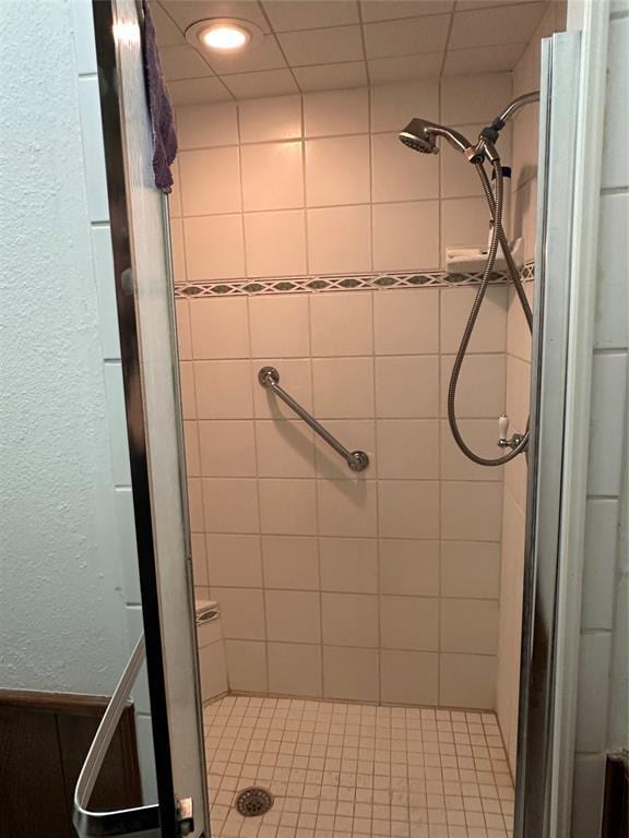 1721 E Ridgeview Ter, Mustang, OK 73064 - full bathroom featuring a textured wall and a stall shower