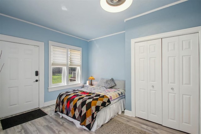 1912 NW 22nd St, Oklahoma City, OK 73106 - bedroom featuring light wood-type flooring, crown molding, and a closet