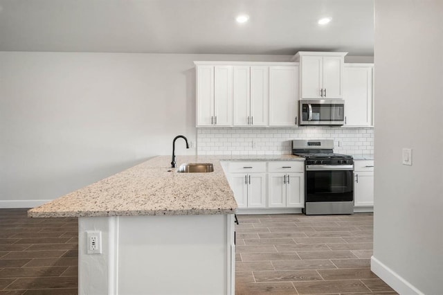 2375 Clubhouse Dr, Blanchard, OK 73010 - kitchen with stainless steel appliances, baseboards, a sink, and wood tiled floor