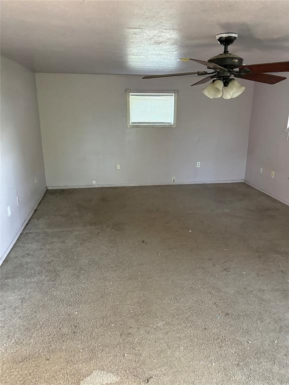 empty room featuring a ceiling fan