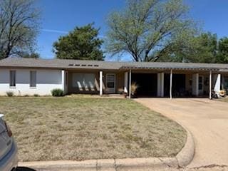 117 Phillips Ln, Clinton, OK 73601 - single story home featuring a carport, concrete driveway, and a front yard