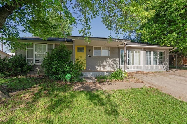 1662 NE 6th St, Moore, OK 73160 - single story home featuring a front yard and brick siding