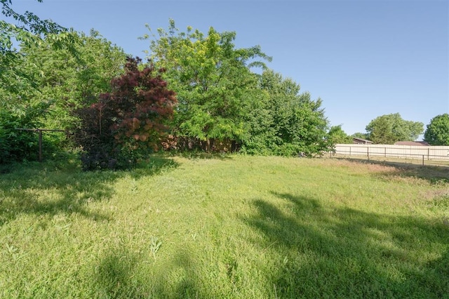 1662 NE 6th St, Moore, OK 73160 - view of yard featuring fence