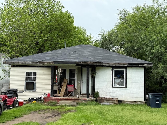 902 S Hitchite St, Wewoka, OK 74884 - view of front of property with a porch, a shingled roof, and a front yard