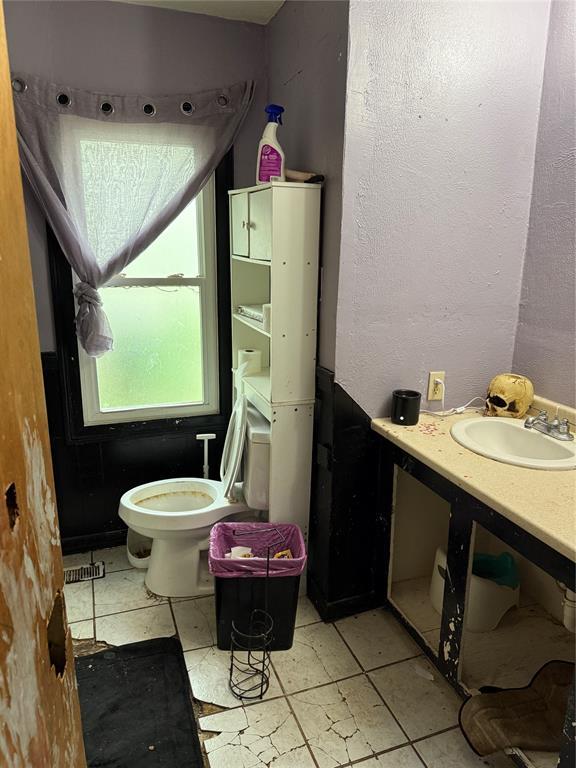 902 S Hitchite St, Wewoka, OK 74884 - half bathroom featuring a sink and toilet