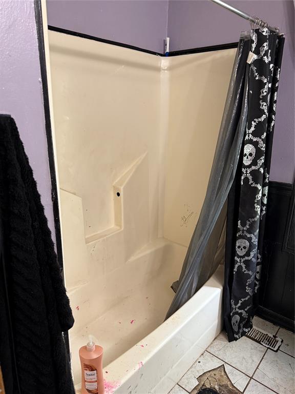 902 S Hitchite St, Wewoka, OK 74884 - full bath with shower / tub combo with curtain and tile patterned floors