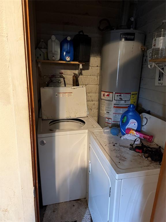902 S Hitchite St, Wewoka, OK 74884 - laundry area with gas water heater and separate washer and dryer