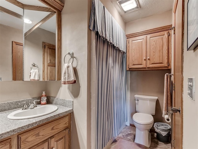 full bathroom with vanity, toilet, curtained shower, and visible vents