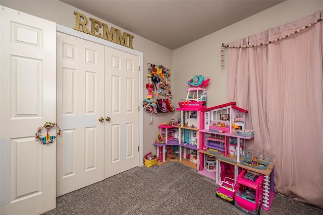 recreation room with carpet