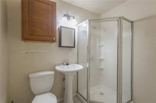 556 SW 52nd St, Oklahoma City, OK 73109 - full bathroom featuring a sink, a stall shower, and toilet