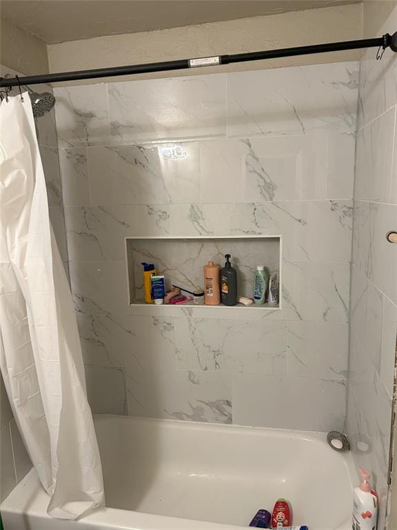 556 SW 52nd St, Oklahoma City, OK 73109 - full bath featuring shower / bath combo with shower curtain