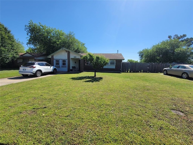 view of front of home featuring fence and a front yard