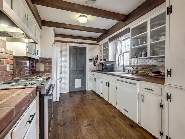 kitchen featuring backsplash, visible vents, a sink, under cabinet range hood, and white appliances