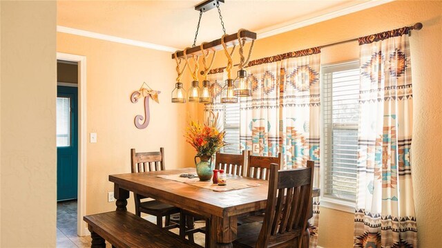 dining area with ornamental molding
