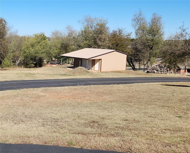 view of grassy yard with an outbuilding and a detached garage