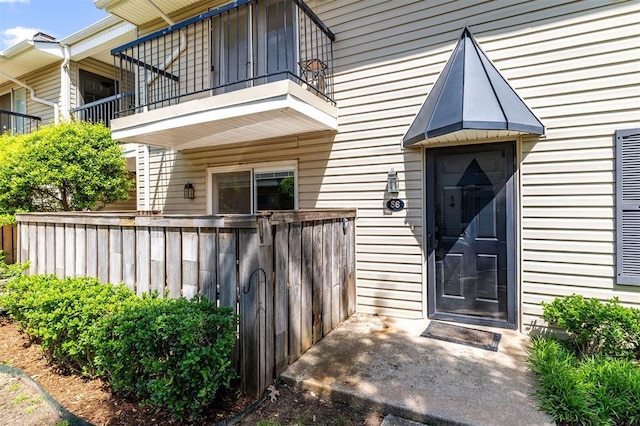 entrance to property featuring a balcony
