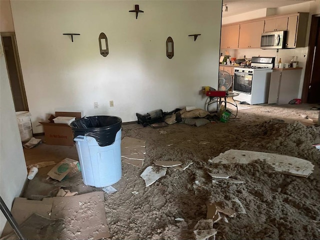 329131 E Lincoln St, Harrah, OK 73045 - view of unfurnished living room