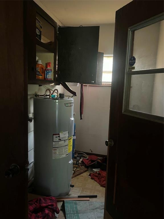 329131 E Lincoln St, Harrah, OK 73045 - utilities with water heater
