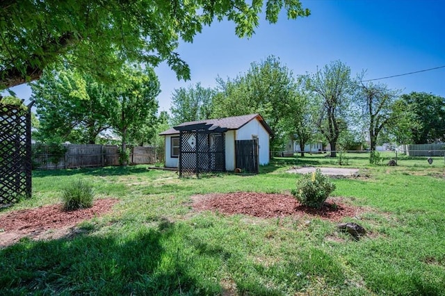 view of yard featuring an outbuilding and fence