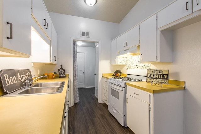 kitchen featuring a sink, visible vents, under cabinet range hood, white gas range oven, and light countertops