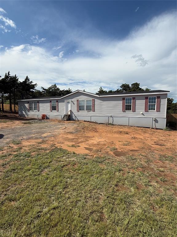 30738 NW Reno Rd, Hinton, OK 73047 - manufactured / mobile home featuring entry steps and a front yard