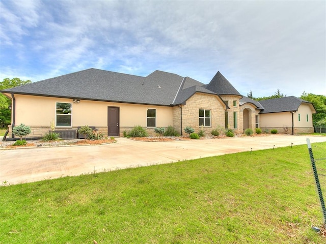 6209 Lakewood Ridge Rd, Edmond, OK 73013 - view of front of property with stone siding, a front yard, and stucco siding