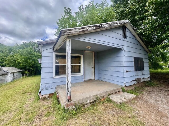 111 N 8th St, Seminole, OK 74868 - view of front of property featuring a front lawn