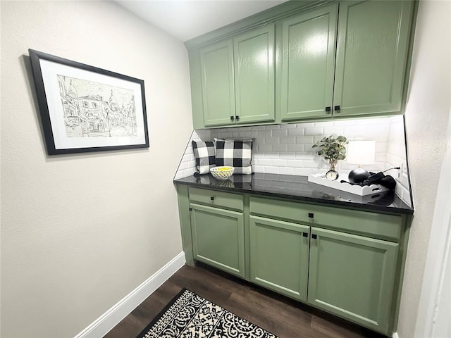 bar with baseboards, backsplash, and dark wood-style flooring