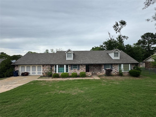 804 William Blvd, Seminole, OK 74868 - new england style home with roof with shingles, fence, and a front yard